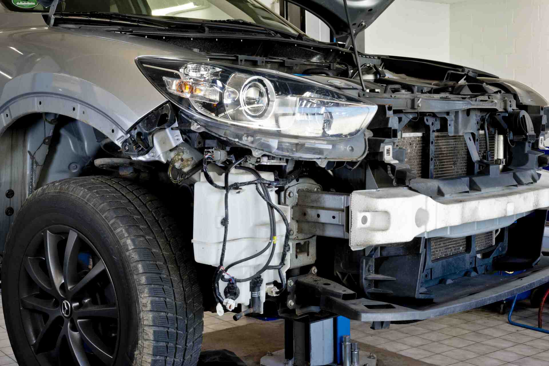 Auto mit geöffneter Motorhaube