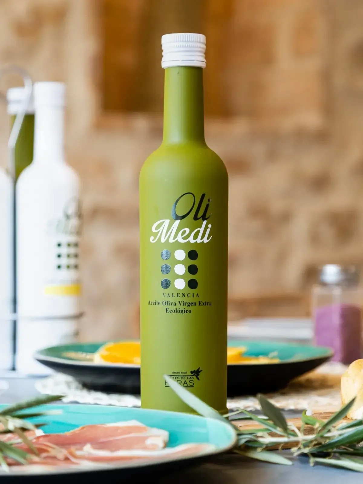 Botella de aceite de oliva verde etiquetada 