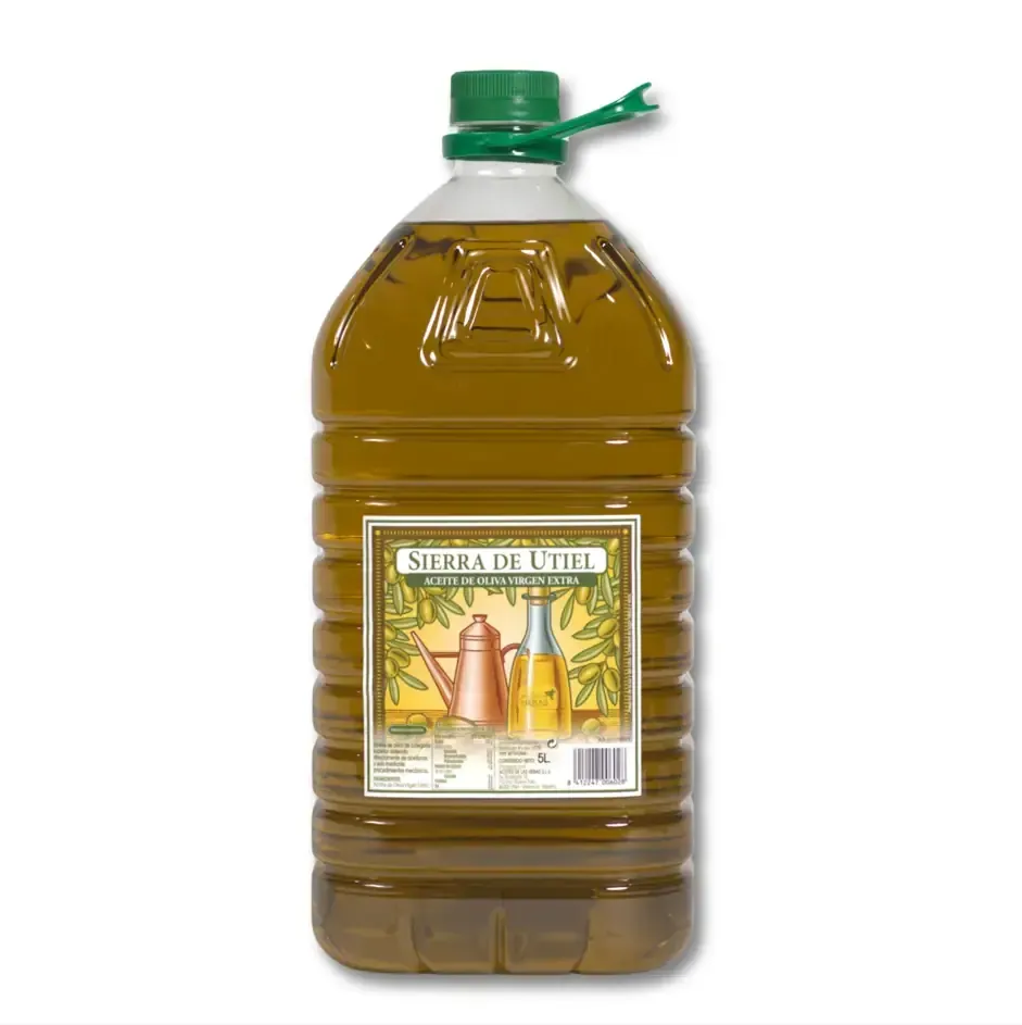 Jarra grande de plástico de aceite de oliva con tapón verde y etiqueta que representa una olla de cobre y una rama de olivo.