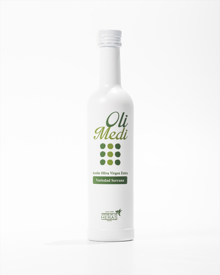 Botella blanca de Aceite de Oliva Virgen Extra “Oli Medi” sobre fondo blanco.
