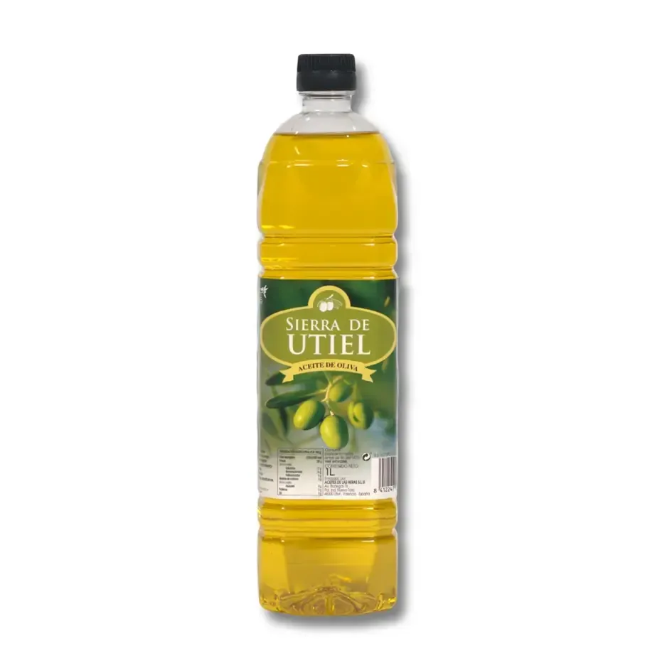 Botella de aceite de oliva Sierra de Utiel. Etiqueta verde claro con aceitunas, botella de plástico transparente y tapón negro.