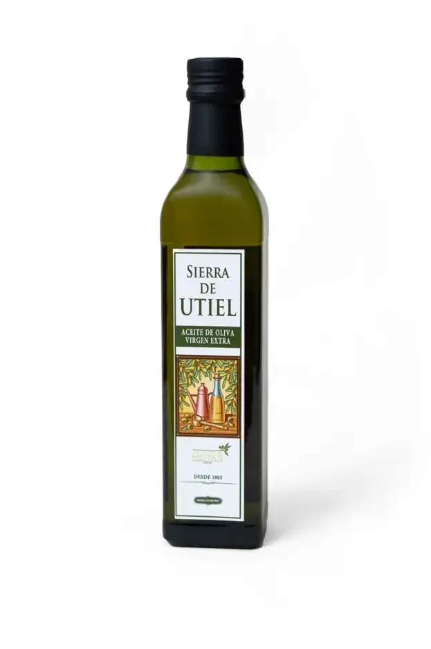 Botella de aceite de oliva Sierra de Utiel con etiqueta y tapón de color verde, aislado sobre blanco.