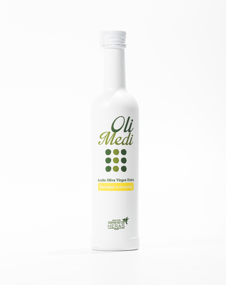 Botella de aceite de oliva blanco etiquetada 