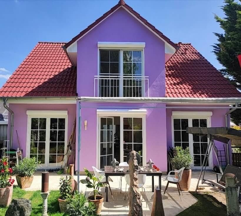 Lila Hausfassade von Maler Köln