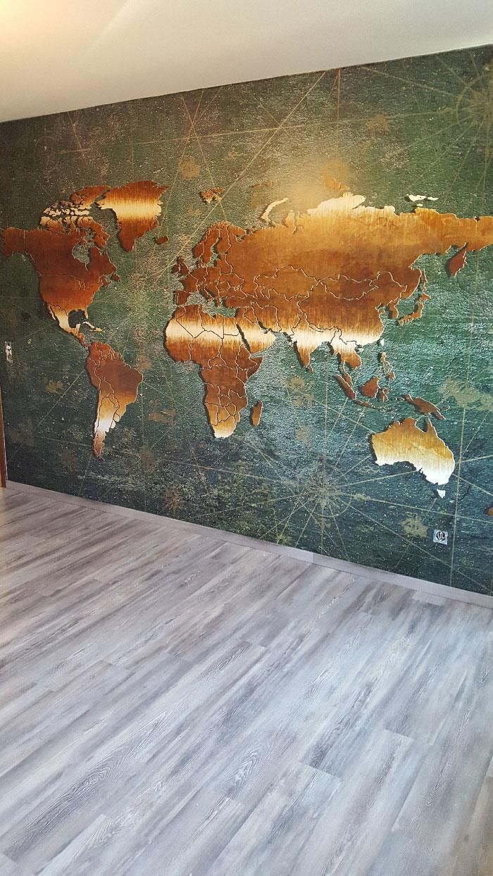 Ein Raum mit einer großen Weltkarte an der Wand.