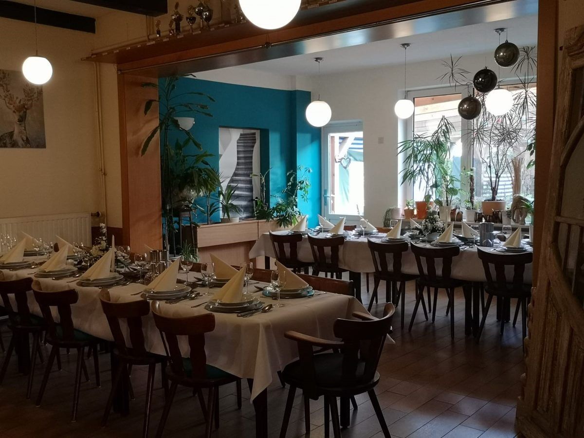 Ein Restaurant mit Tischen und Stühlen für eine Party