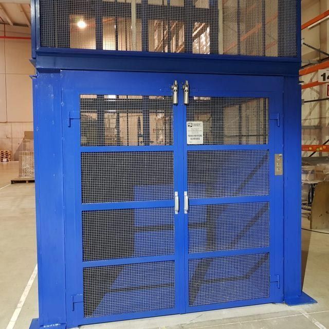 Una puerta azul con un cartel que dice 