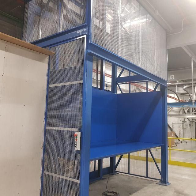 Una caja azul con un control remoto en ella