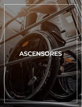 Una persona en silla de ruedas sube unas escaleras.