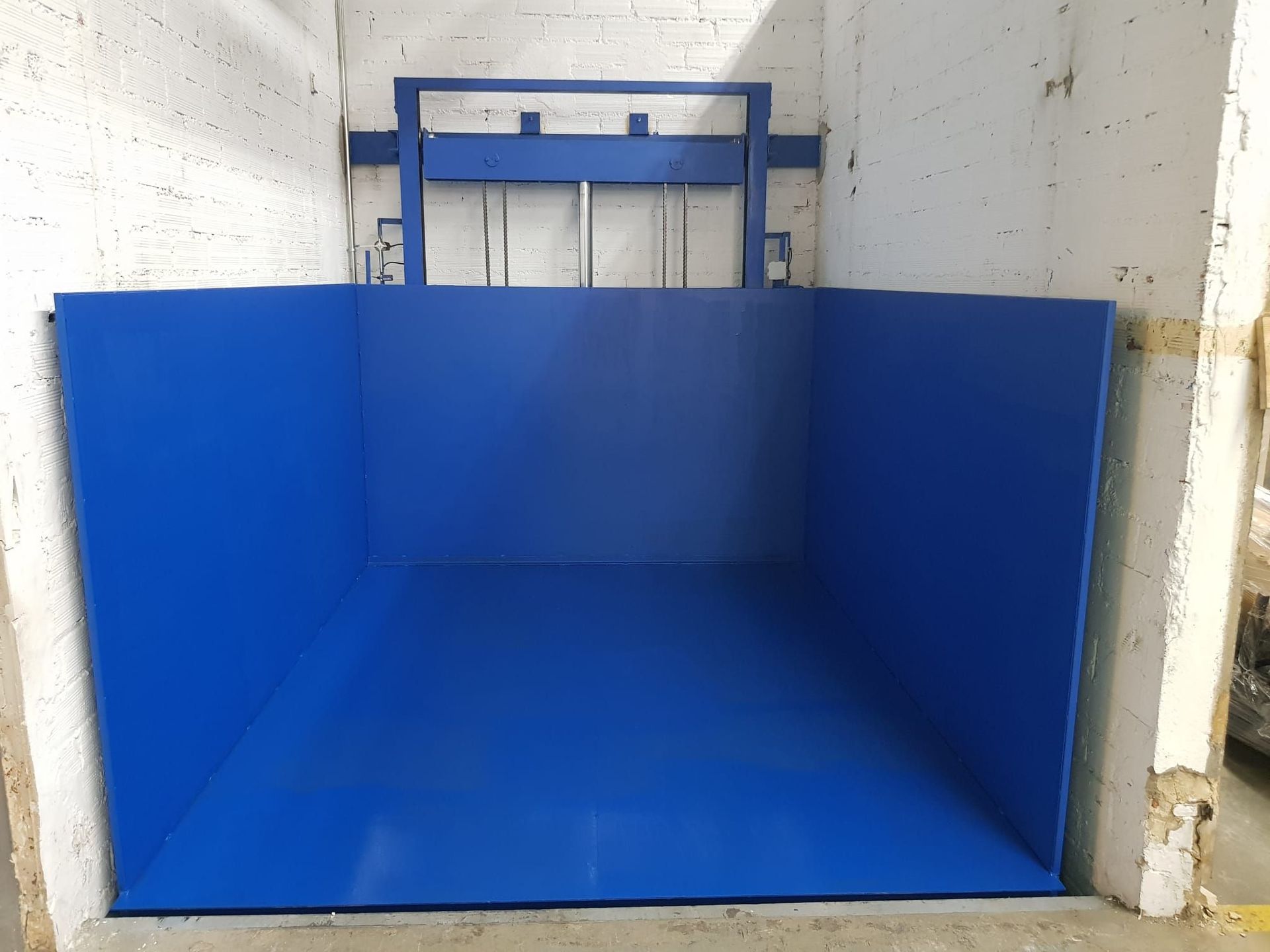 Una pared azul con una pared blanca detrás.