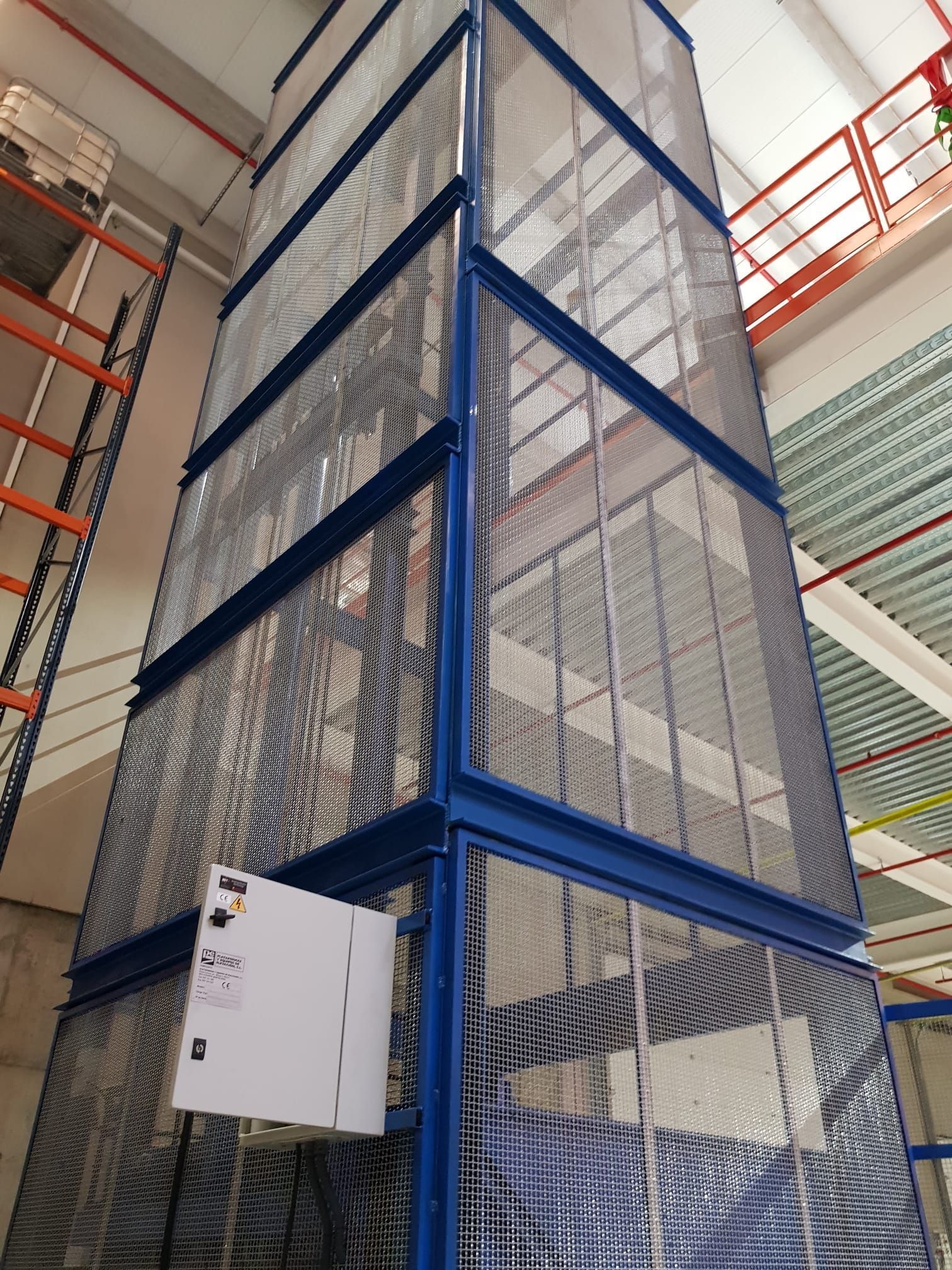 Un almacén con una jaula que tiene un cartel que dice