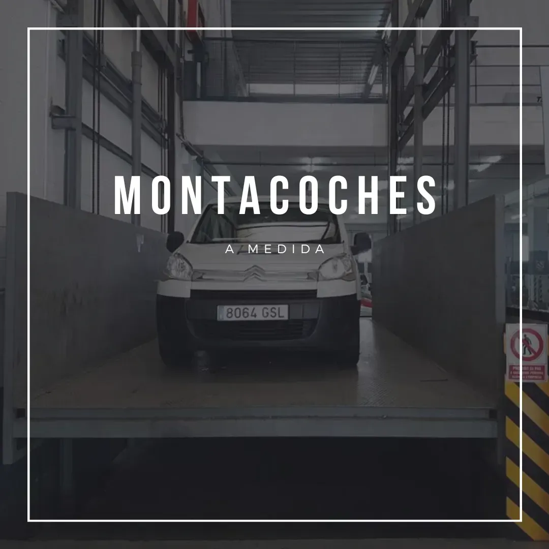 Un coche está aparcado en un elevador con las palabras montacoches encima.