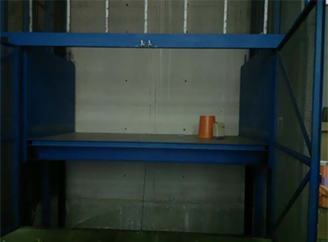 Hay una mesa en el medio de la habitación.