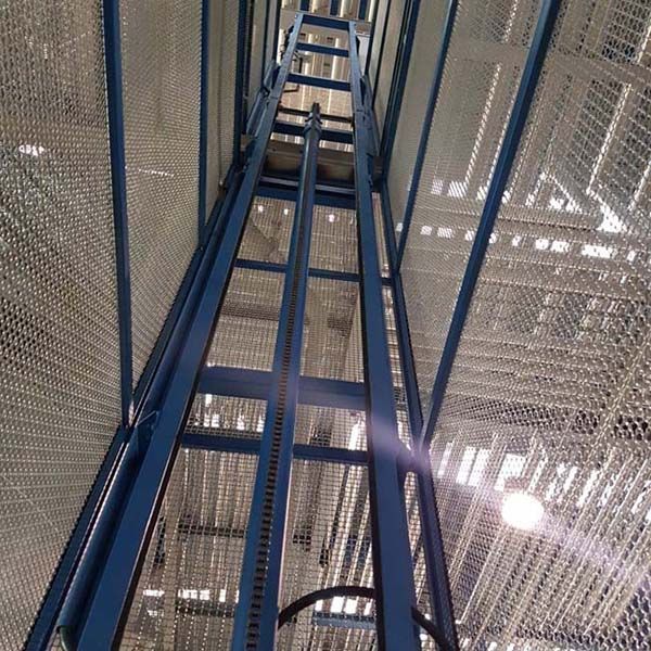 Mirando hacia una escalera de metal en un edificio