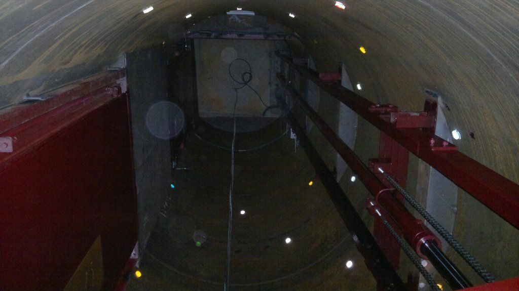 Un túnel oscuro con algunas luces en el techo.