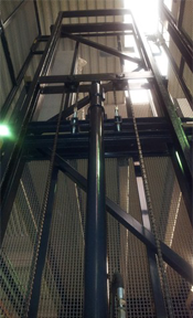 Mirando hacia arriba a una estructura de metal en un edificio