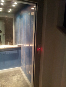 Un ascensor con un botón rojo que dice o.