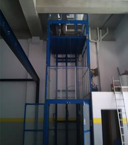 Un ascensor azul en un edificio con una escalera.