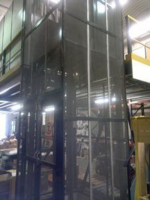 Un almacén con un gran ascensor en el medio.