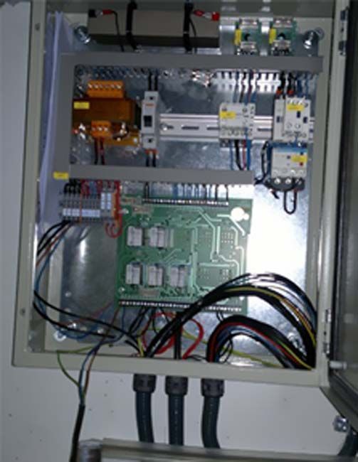 Una caja eléctrica con muchos cables saliendo de ella.