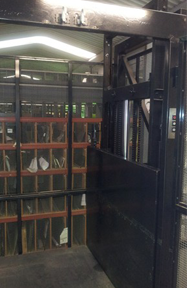 Un almacén con estantes y una puerta que dice 'nv'