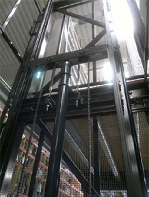 Mirando hacia un ascensor muy alto en un edificio