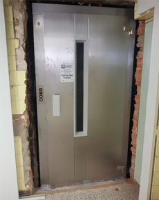 Una puerta con un cartel que dice