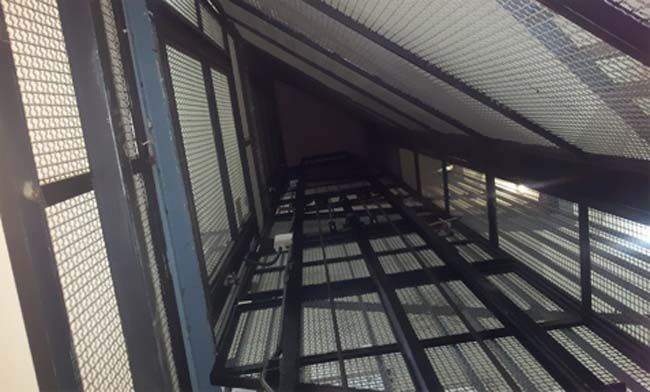 Un ascensor que sube a un edificio muy alto.