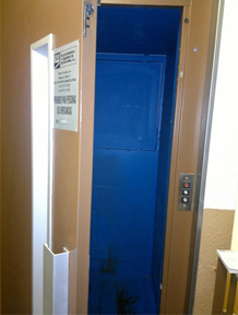 Una puerta azul con un cartel que dice