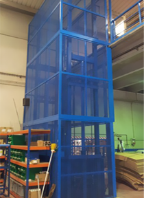 Un almacén azul con estanterías y un ascensor azul.