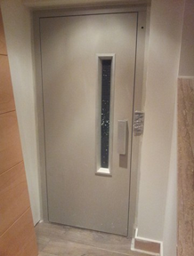 Una puerta blanca con una pequeña ventana.