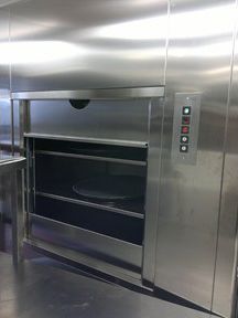 En una cocina hay un gran horno de acero inoxidable.