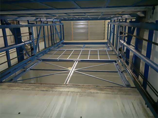 El interior de un edificio con una estructura de metal azul.