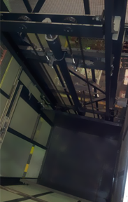 El interior de un ascensor con una línea amarilla en el suelo.