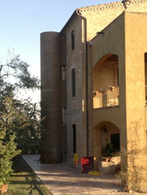 Un edificio grande con una torre en el costado.