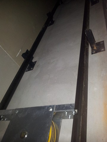 Una escalera con barandilla de metal y suelo de hormigón.