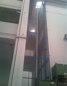 Un edificio con una escalera que sube a la parte superior.