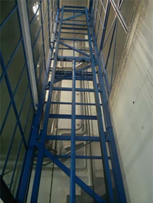 Mirando hacia una estructura de metal azul en un edificio