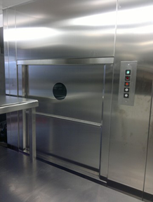 Una pared de acero inoxidable con botones.