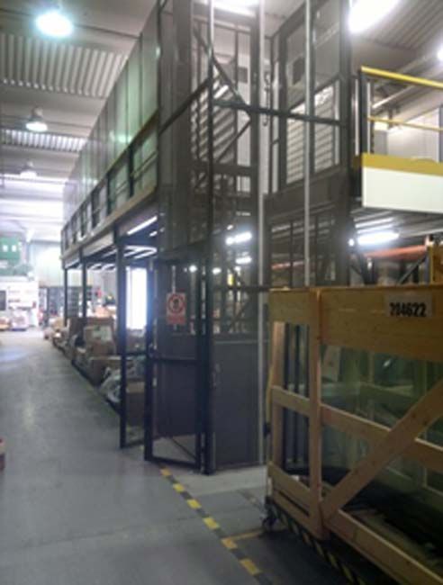 Un almacén con una escalera y un cartel que dice 764232