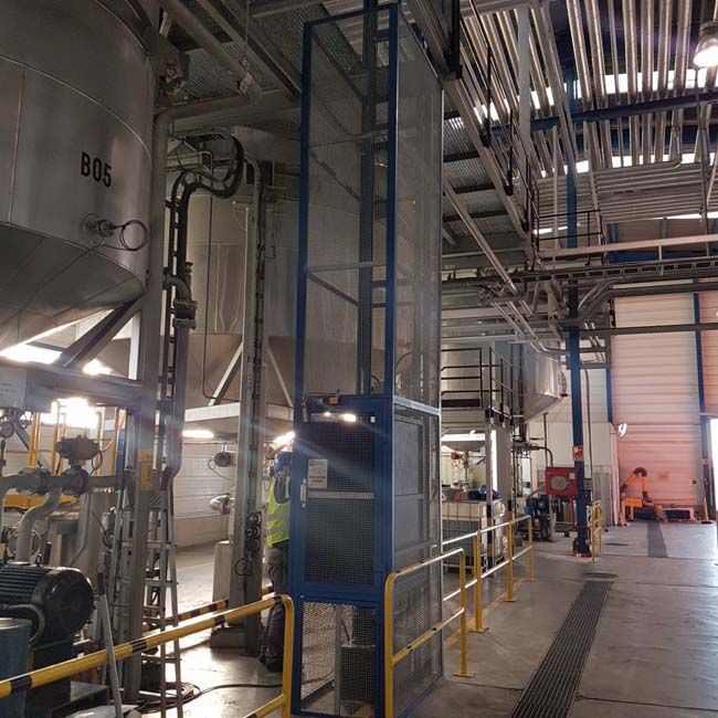 Un almacén con un contenedor grande que dice