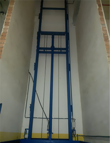 Una escalera azul cuelga del techo de un edificio.