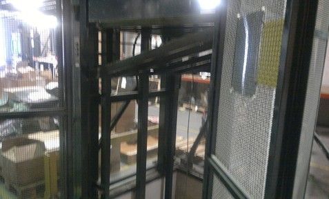 Un almacén con muchas cajas en el suelo.