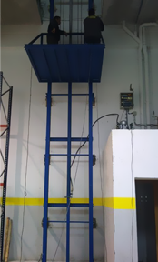 Dos hombres están parados en un ascensor azul en un edificio.