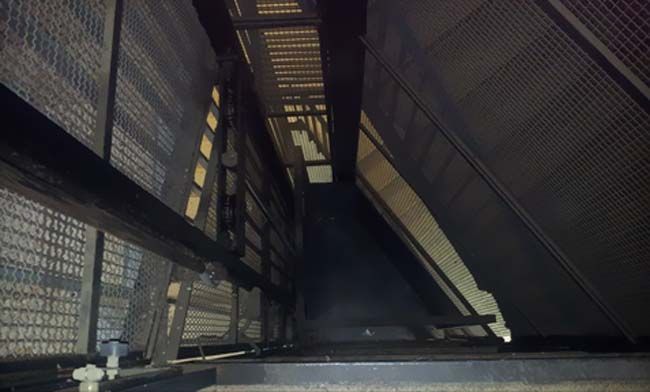 Un ascensor que sube a la cima de un edificio.