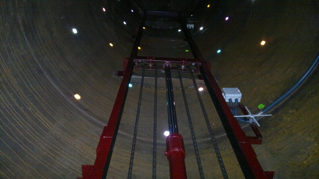 El interior de un ascensor con barandilla roja.