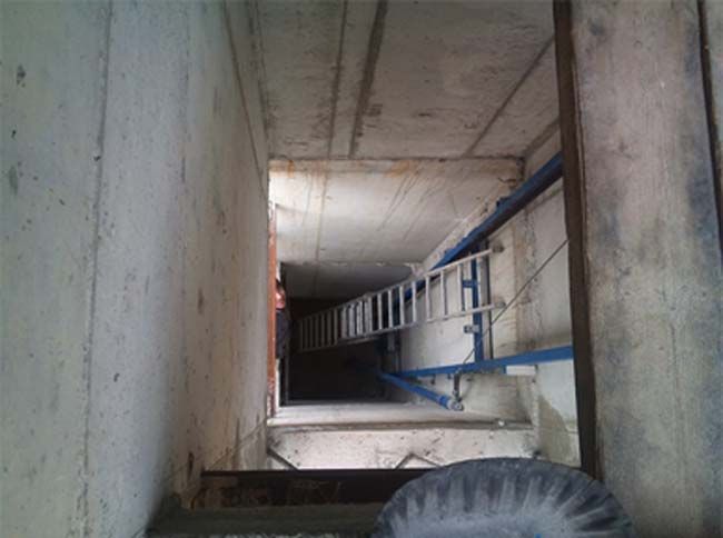 Una escalera baja por una escalera en un edificio.