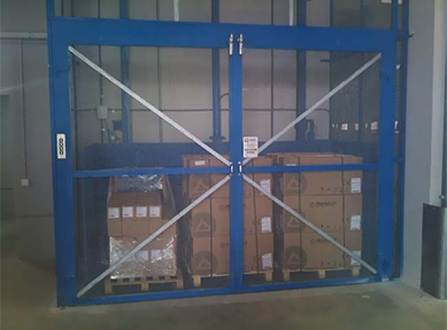 Un almacén lleno de muchas cajas y paletas.