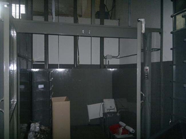 Una habitación oscura con una caja de cartón en el suelo.