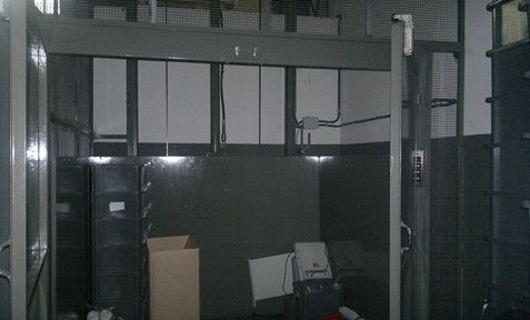 Una habitación vacía con una caja de cartón en el suelo.